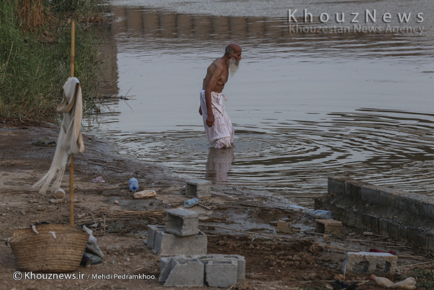 غسل تعمید مندائیان در رودخانه کارون اهواز+ عکس
