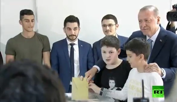 اردوغان رأی خود را به صندوق انداخت+ تصاویر