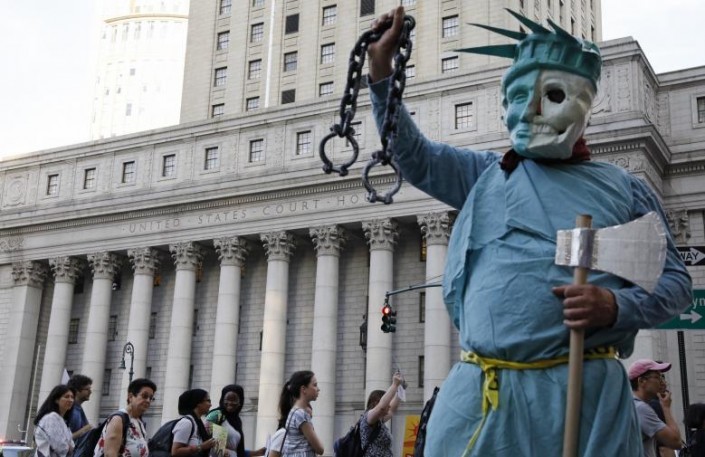 اعتراض به موافقت دیوان عالی آمریکا در تایید فرمان مهاجرتی ترامپ