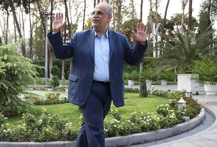 مدیریت در ایران دست به دست می‌شود/ اگر قرار بود کرباسیان کاری بکند تا الان باید عملیاتی می‌شد / کرباسیان یا کارش را بلد نیست یا کارآمدی لازم را ندارد