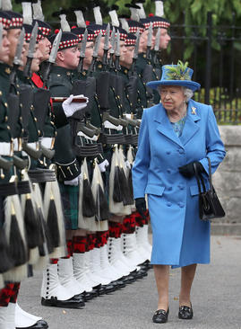 استقبال رسمی از ملکه بریتانیا در قصر تابستانی
