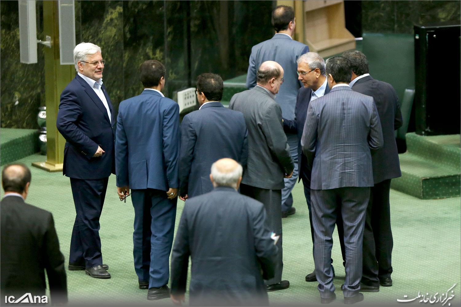 امتناع چند استیضاح کننده از سخنرانی علیه ربیعی/ تنفس 30 دقیقه‌ای و اخراج خبرنگاران