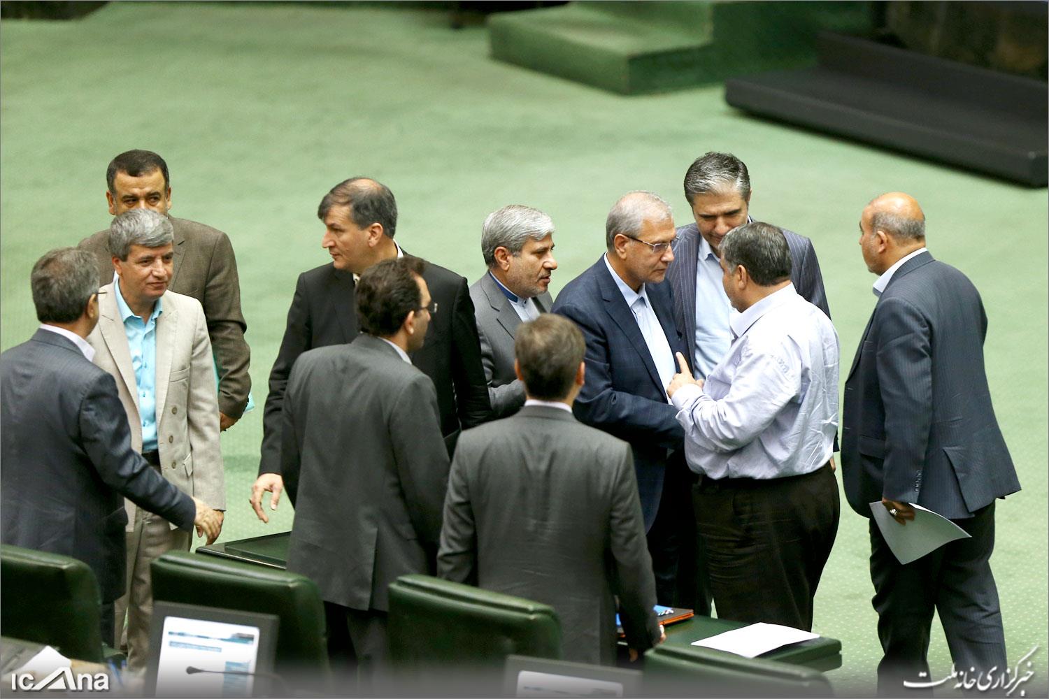 امتناع چند استیضاح کننده از سخنرانی علیه ربیعی/ تنفس 30 دقیقه‌ای و اخراج خبرنگاران