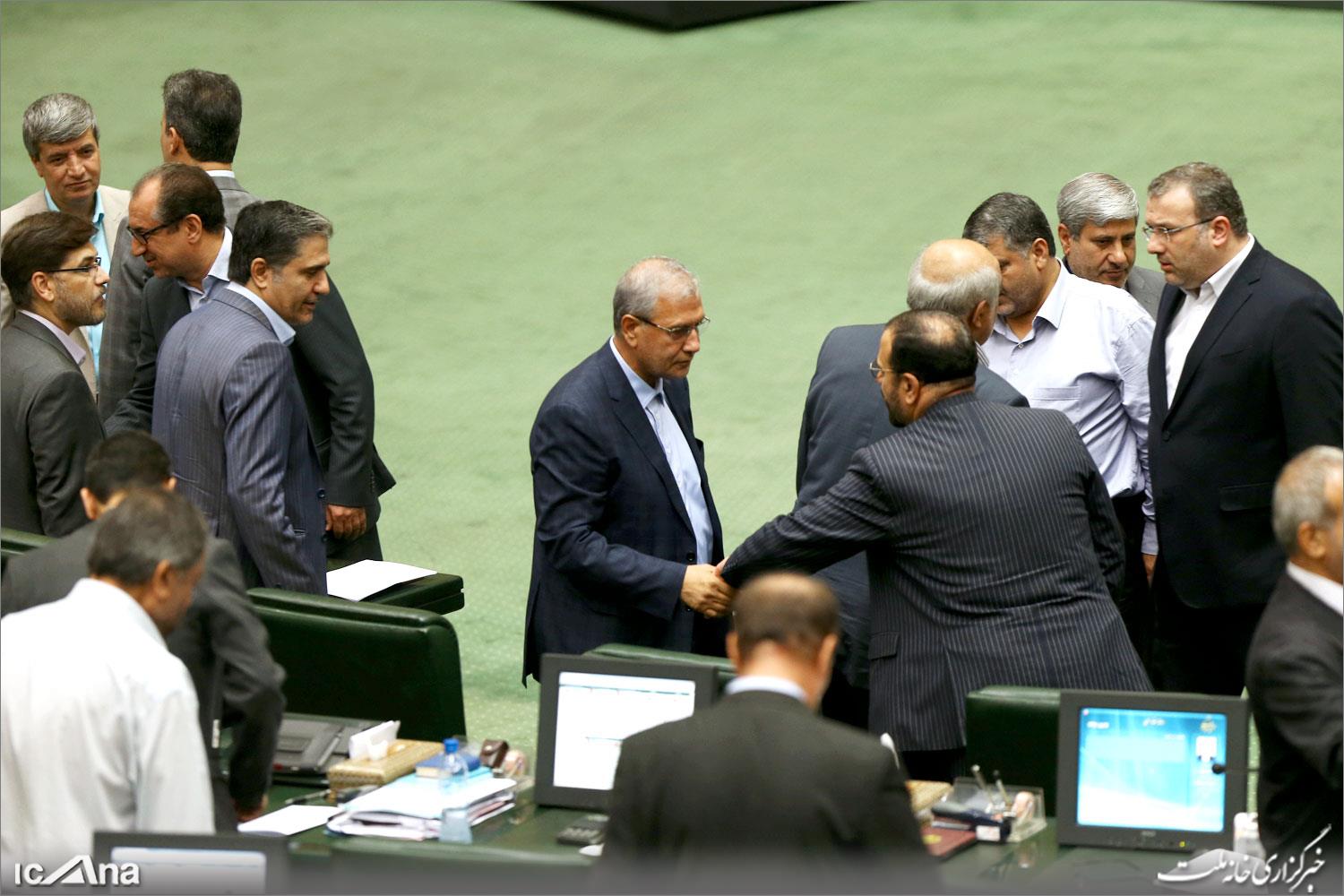 امتناع چند استیضاح کننده از سخنرانی علیه ربیعی/ تنفس 30 دقیقه‌ای و اخراج خبرنگاران