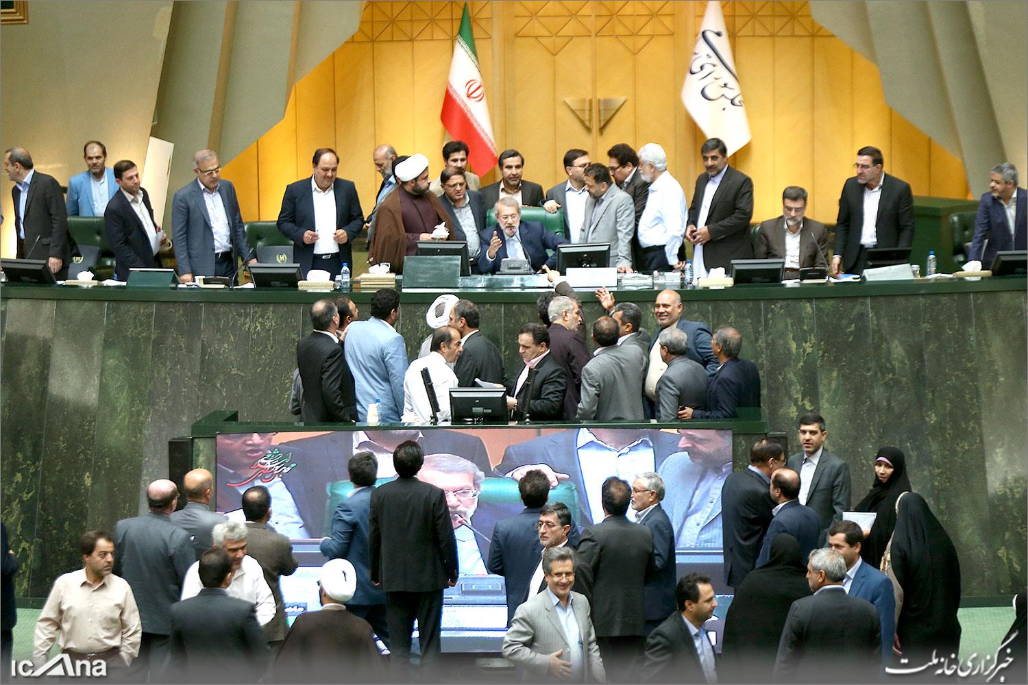 امتناع چند استیضاح کننده از سخنرانی علیه ربیعی/ تنفس 30 دقیقه‌ای و اخراج خبرنگاران