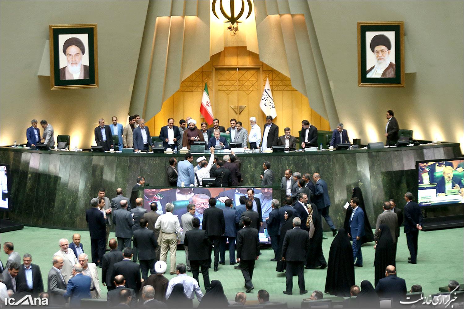 امتناع چند استیضاح کننده از سخنرانی علیه ربیعی/ تنفس 30 دقیقه‌ای و اخراج خبرنگاران