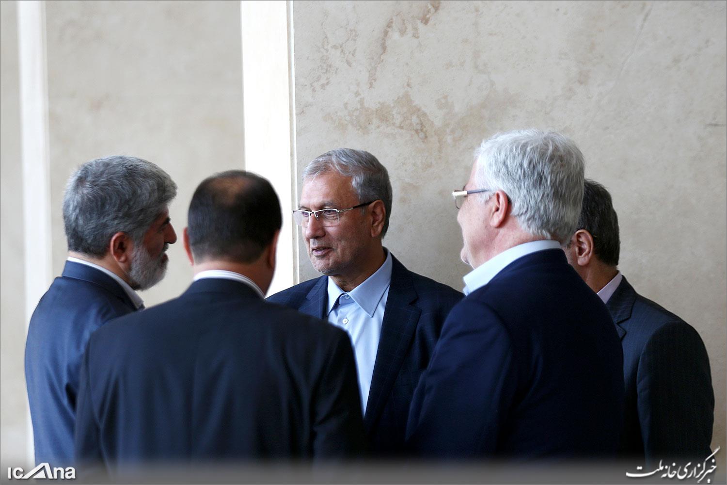 امتناع چند استیضاح کننده از سخنرانی علیه ربیعی/ تنفس 30 دقیقه‌ای و اخراج خبرنگاران