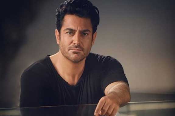 واکنش مدیر شبکه سه به پخش مسابقه‌ای با حضور محمدرضا گلزار