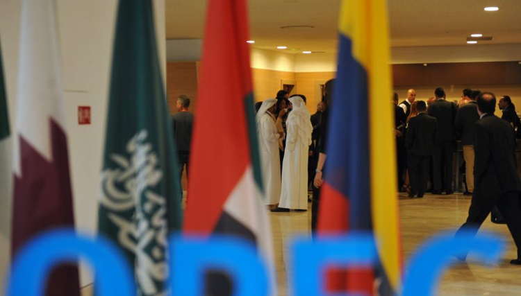 آغاز مذاکره نفتی تهران و ریاض/ تلاش دیپلماتیک دولت برای کاهش نفت عربستان