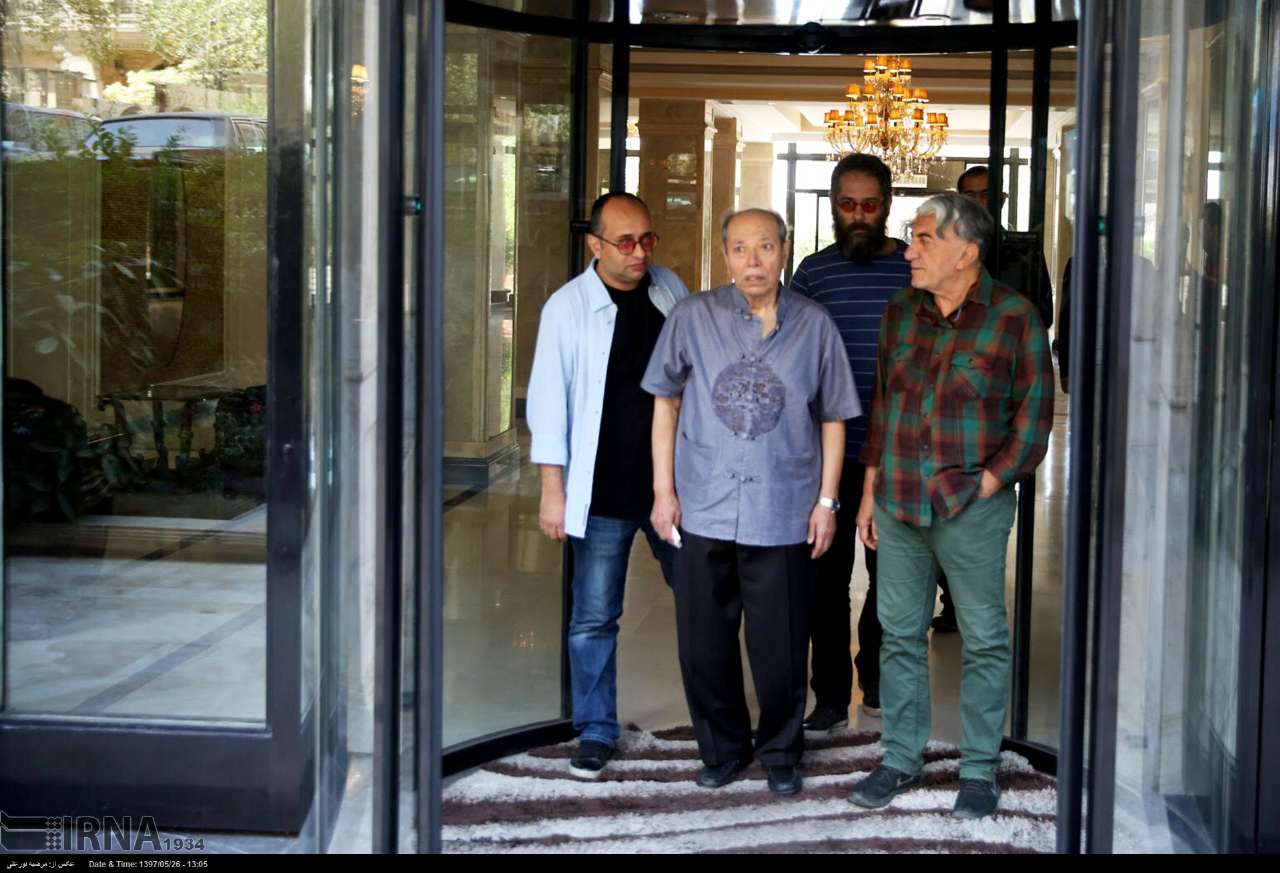 حضور هنرمندان در منزل مرحوم عزتالله انتظامی حضور هنرمندان در منزل مرحوم عزتالله انتظامی