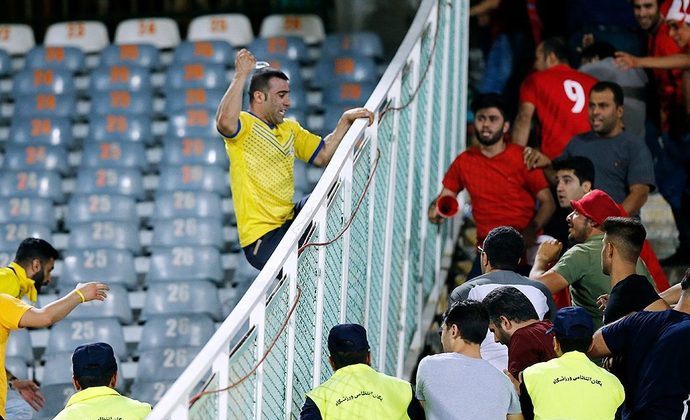 چاقوکشی یک هوادار در ورزشگاه آزادی!