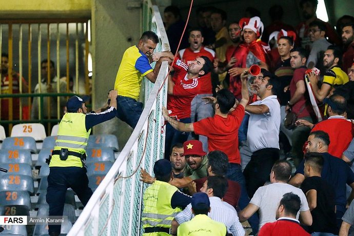 چاقوکشی یک هوادار در ورزشگاه آزادی!