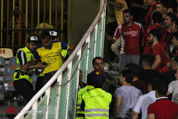 چاقوکشی یک هوادار در ورزشگاه آزادی!