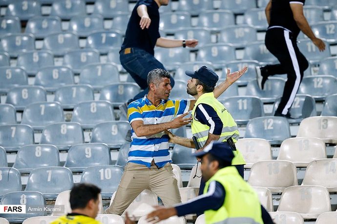 چاقوکشی یک هوادار در ورزشگاه آزادی!