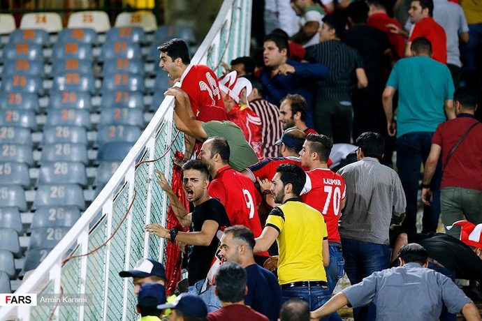 چاقوکشی یک هوادار در ورزشگاه آزادی!