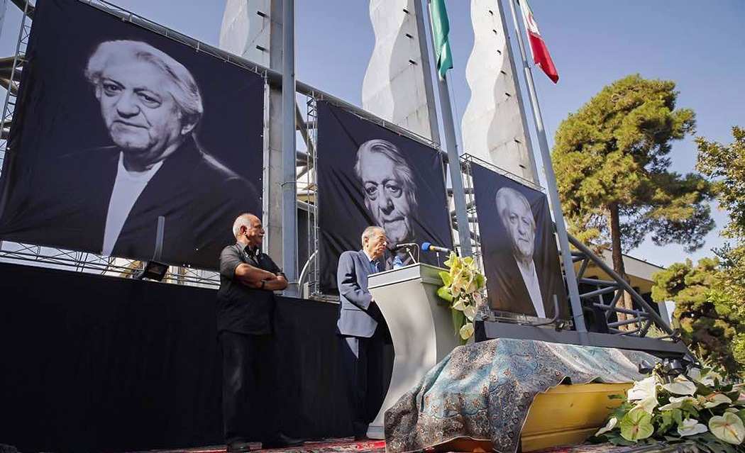 مراسم تشییع پیکر عزت الله انتظامی در تالار وحدت مراسم تشییع پیکر عزت الله انتظامی در تالار وحدت