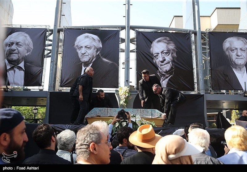 مراسم تشییع پیکر عزت الله انتظامی در تالار وحدت مراسم تشییع پیکر عزت الله انتظامی در تالار وحدت