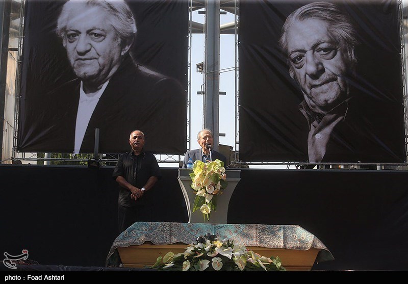 مراسم تشییع پیکر عزت الله انتظامی در تالار وحدت مراسم تشییع پیکر عزت الله انتظامی در تالار وحدت