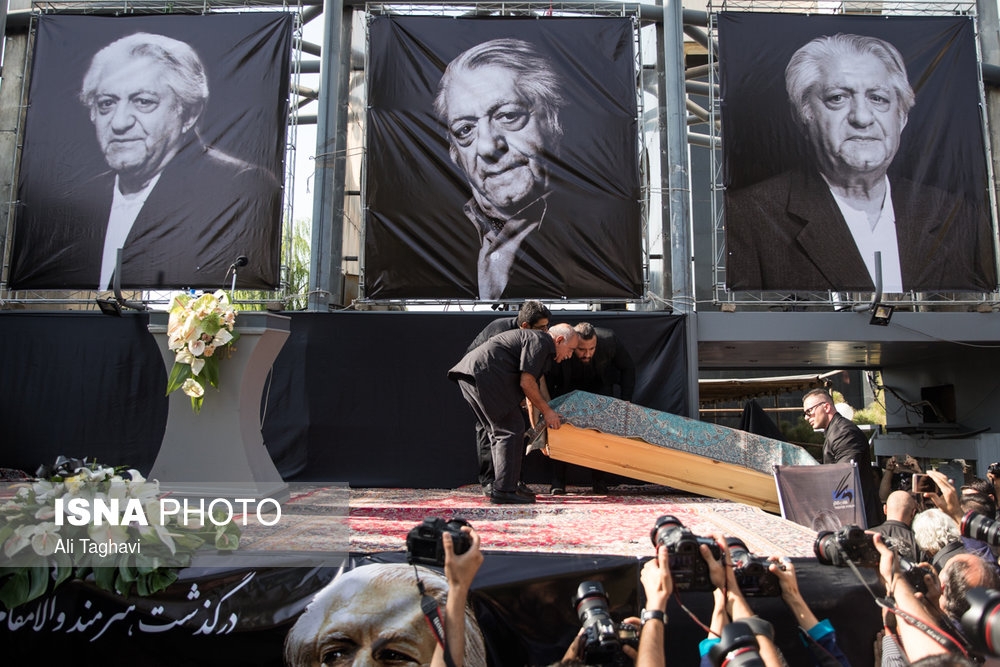 مراسم تشییع پیکر عزت الله انتظامی در تالار وحدت مراسم تشییع پیکر عزت الله انتظامی در تالار وحدت