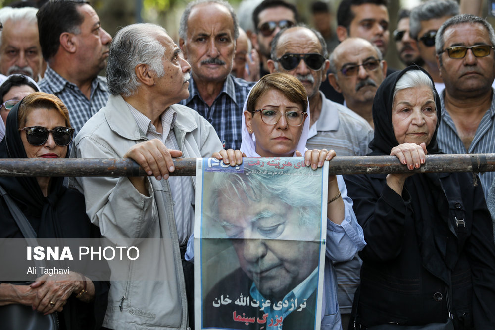 مراسم تشییع پیکر عزت الله انتظامی در تالار وحدت مراسم تشییع پیکر عزت الله انتظامی در تالار وحدت