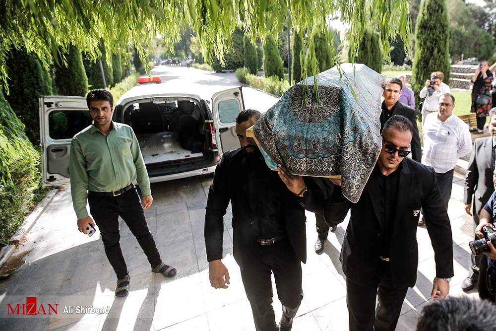 مراسم تشییع پیکر عزت الله انتظامی در تالار وحدت مراسم تشییع پیکر عزت الله انتظامی در تالار وحدت