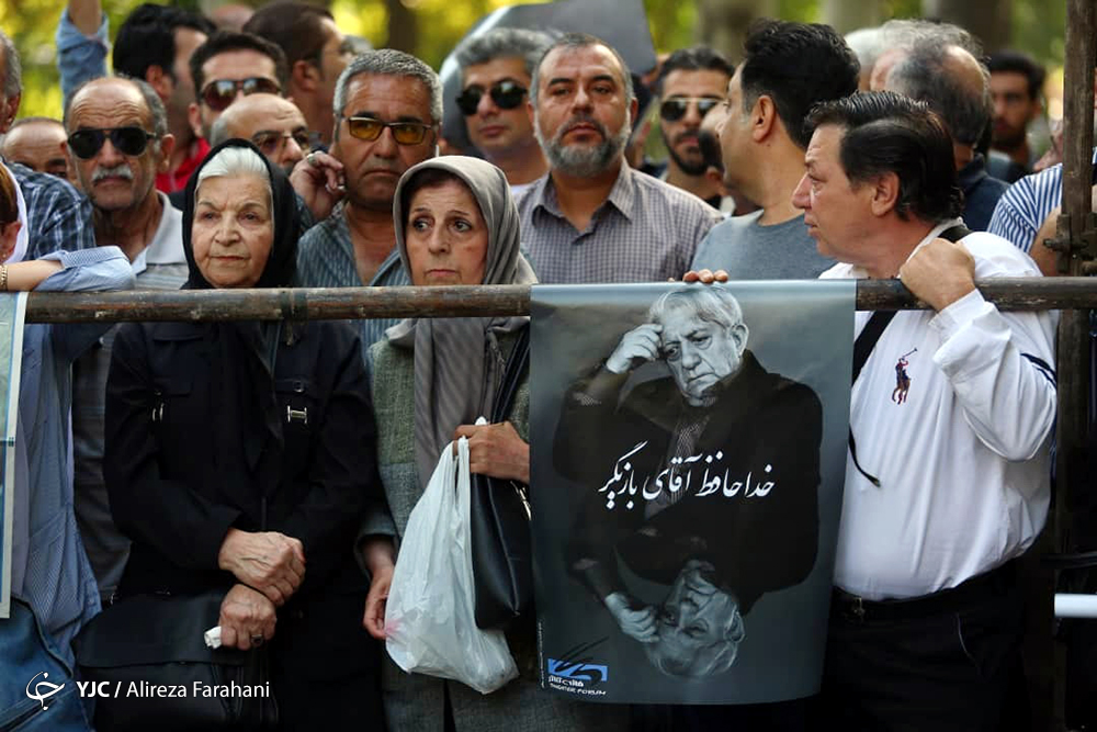 مراسم تشییع پیکر عزت الله انتظامی در تالار وحدت مراسم تشییع پیکر عزت الله انتظامی در تالار وحدت