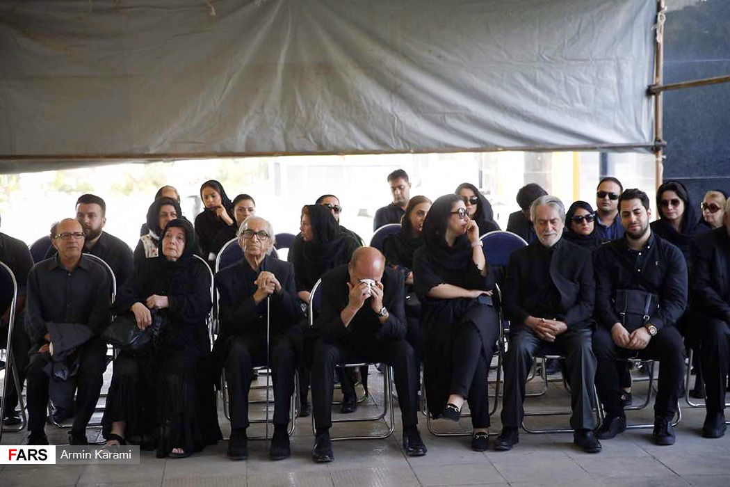 مراسم تشییع پیکر عزت الله انتظامی در تالار وحدت مراسم تشییع پیکر عزت الله انتظامی در تالار وحدت