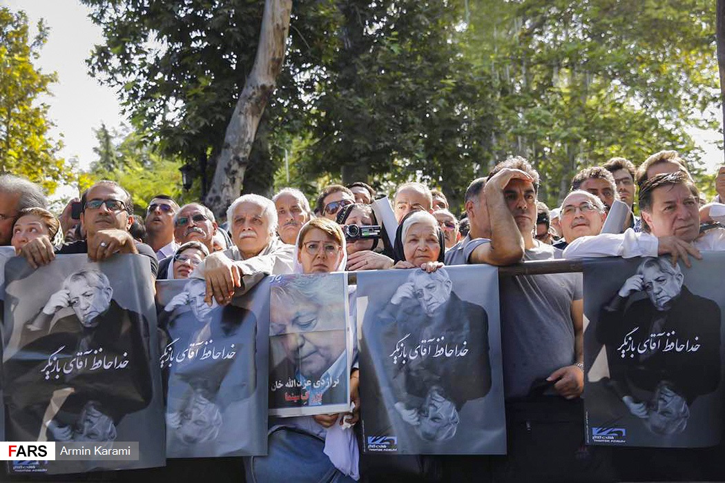 مراسم تشییع پیکر عزت الله انتظامی در تالار وحدت مراسم تشییع پیکر عزت الله انتظامی در تالار وحدت