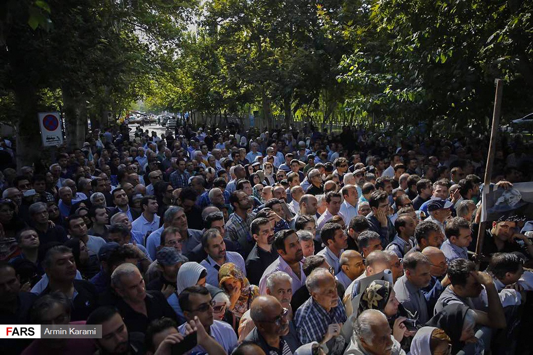 مراسم تشییع پیکر عزت الله انتظامی در تالار وحدت مراسم تشییع پیکر عزت الله انتظامی در تالار وحدت