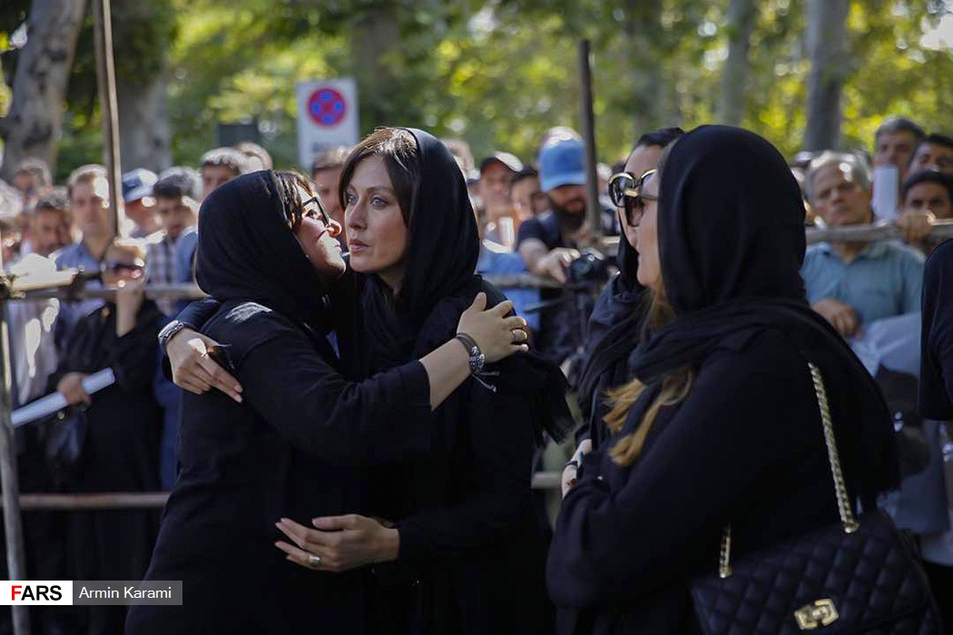 مراسم تشییع پیکر عزت الله انتظامی در تالار وحدت مراسم تشییع پیکر عزت الله انتظامی در تالار وحدت