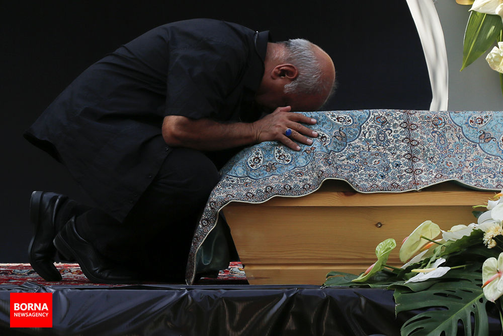 مراسم تشییع پیکر عزت الله انتظامی در تالار وحدت مراسم تشییع پیکر عزت الله انتظامی در تالار وحدت