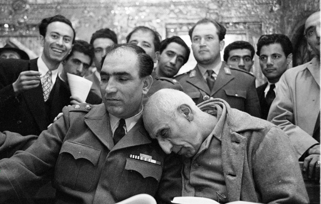 عکسی از دادگاه مصدق و شادی عجیب یک نفر