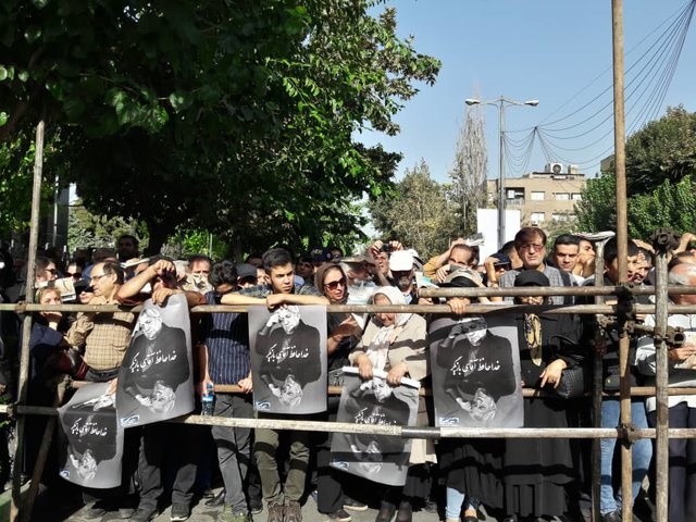 عزت‌الله انتظامی کنار خسرو شکیبایی آرام گرفت