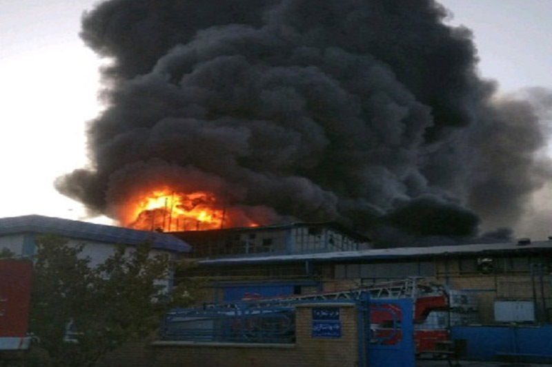 یک واحد صنعتی در قزوین دچار آتش سوزی شد