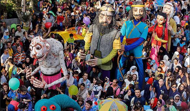 گردهمایی عروسک‌ها با آتش بازی برای افتتاح یک جشنواره
