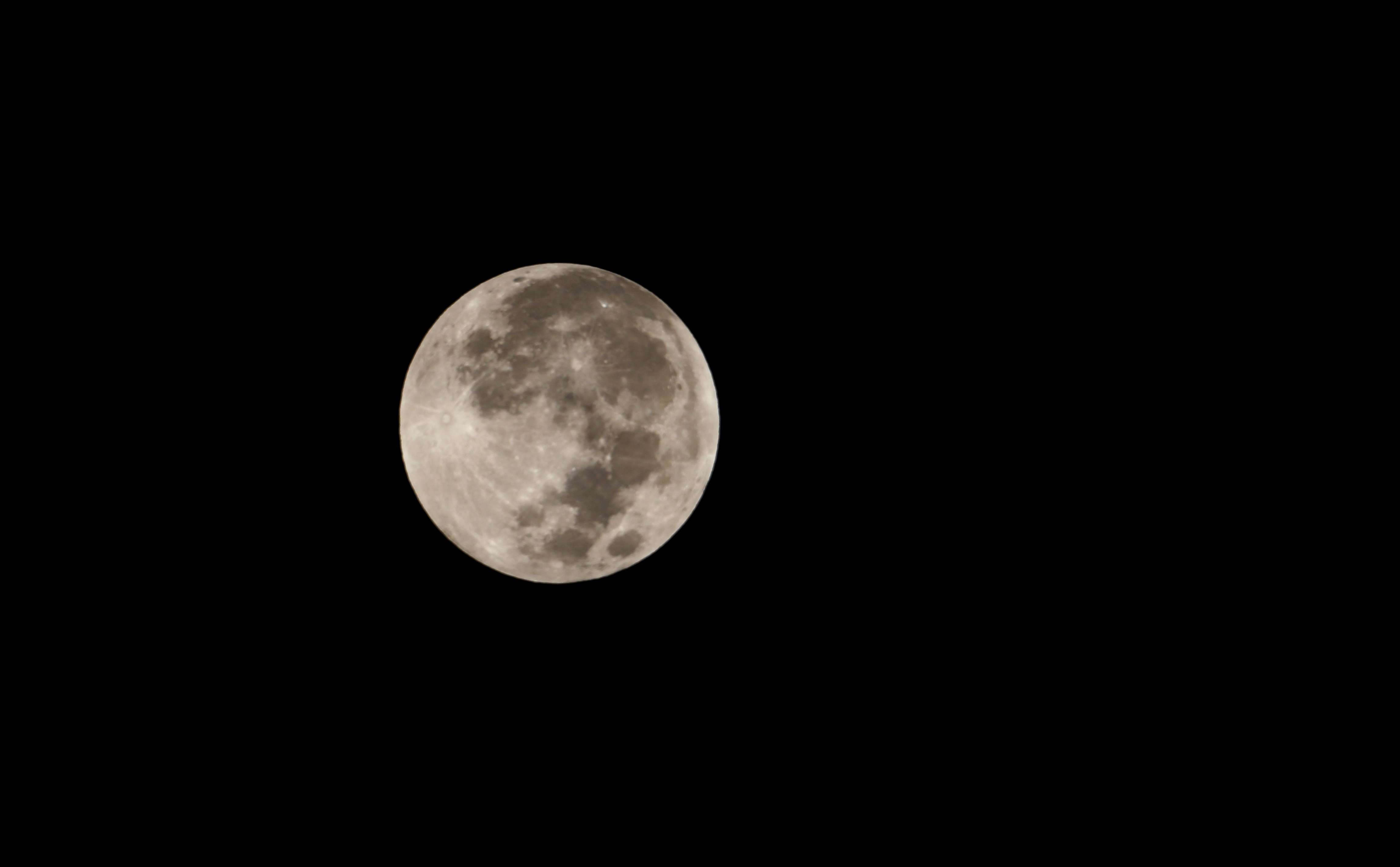 تصاویری از رصد طولانی‌ترین ماه‌گرفتگی قرن