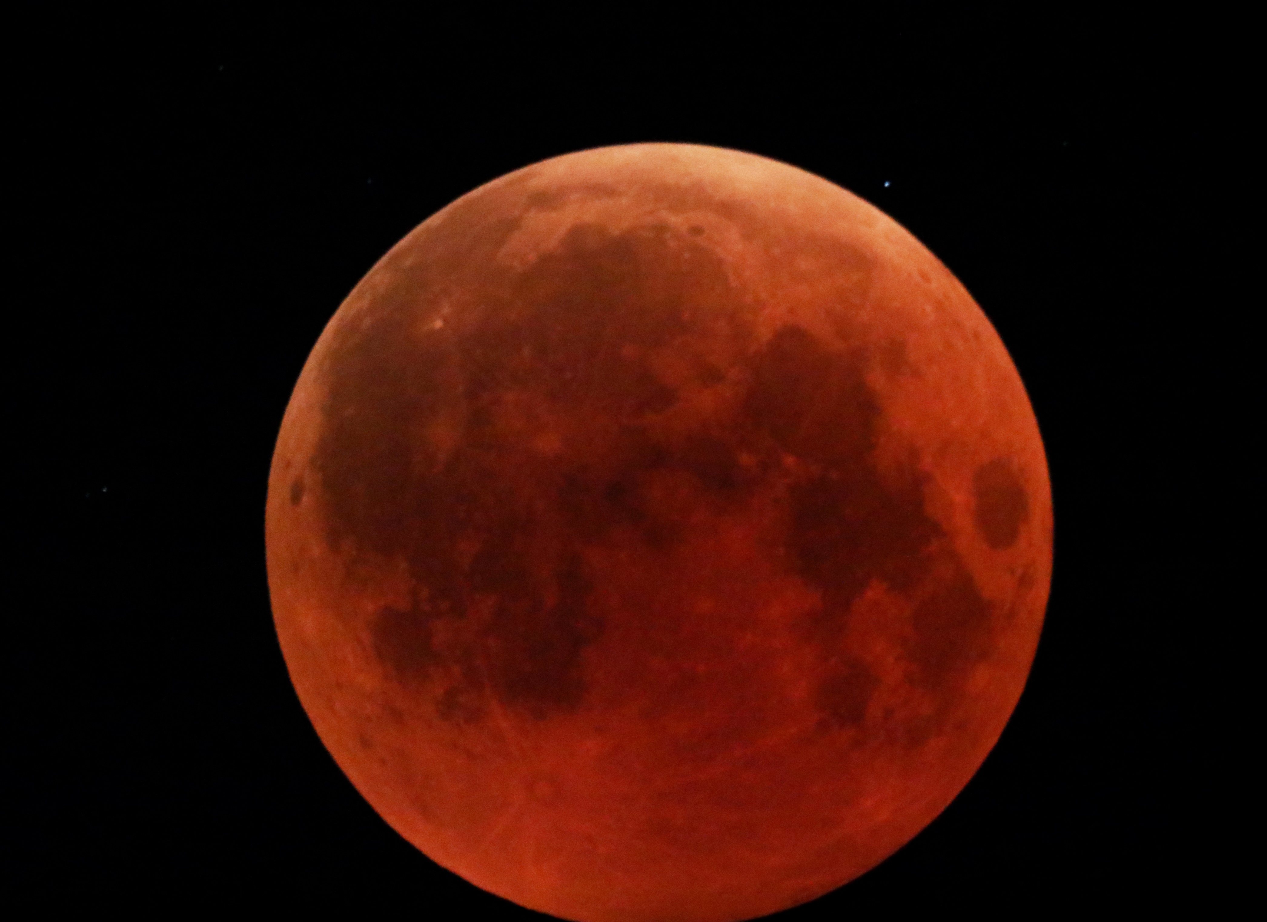 تصاویری از رصد طولانی‌ترین ماه‌گرفتگی قرن