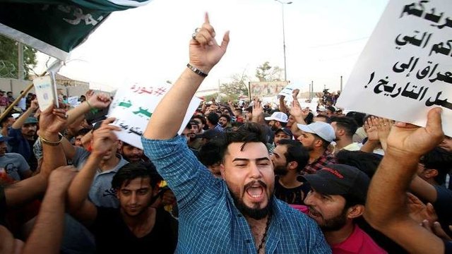 معترضان عراقی‌ در بصره مسیر منتهی به گذرگاه مرزی مشترک با ایران را بستند