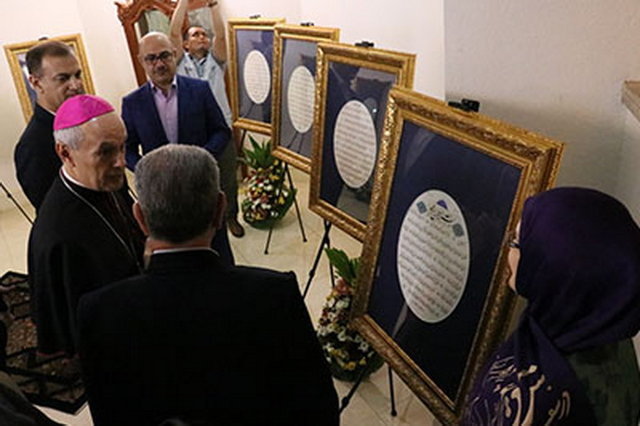 اهدای تابلوی خوشنویسی هنرمند ایرانی به پاپ فرانسیس