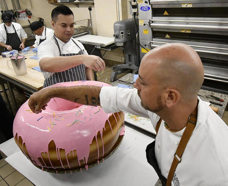 درست کردن دوناتی بزرگ در کالیفرنیا