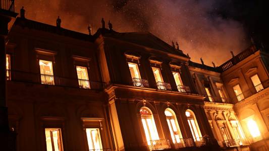 موزه ملی برزیل با قدمتی 200 ساله در آتش سوخت