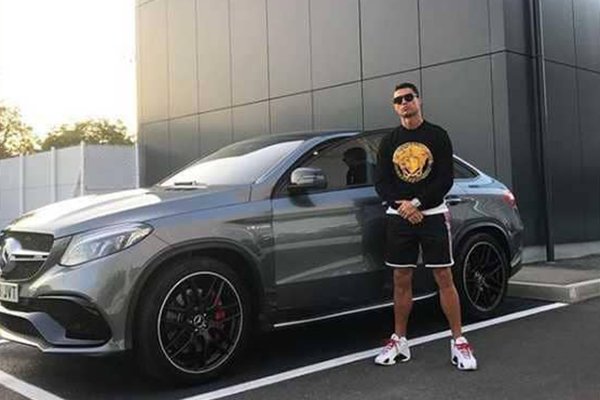 رونمایی رونالدو از اتومبیل لوکس خود در ایتالیا+ عکس رونمایی رونالدو از اتومبیل لوکس خود در ایتالیا+ عکس