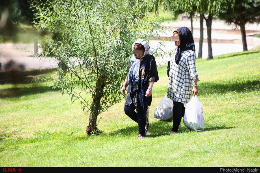 اینجا زن و مرد دراز به دراز افتاده‌اند، خمار و نشئه می‌شوند، دود می‌کنند و توهم می‌زنند