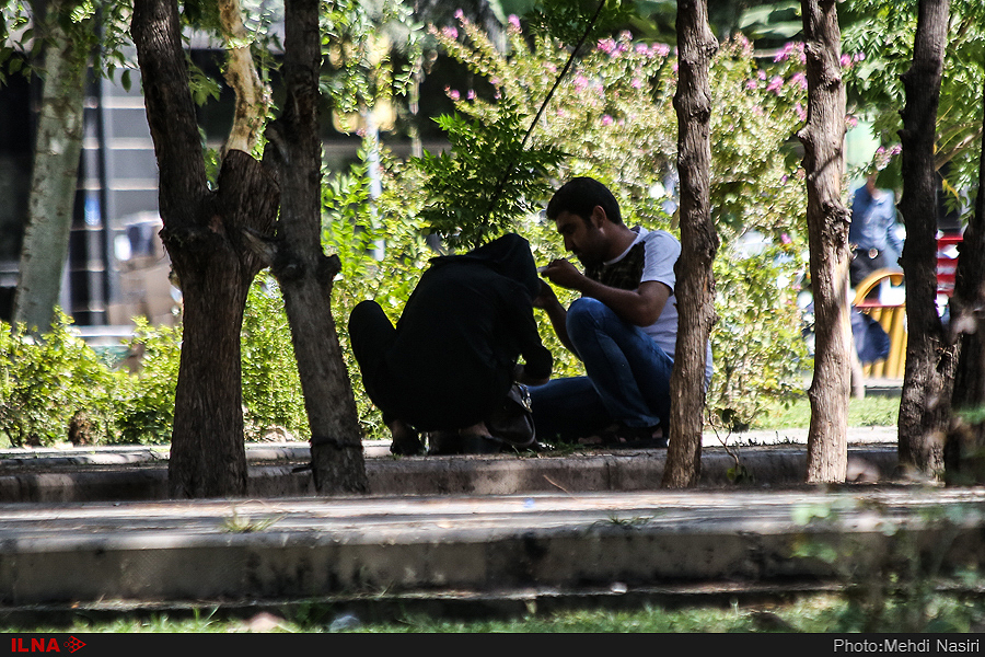 اینجا زن و مرد دراز به دراز افتاده‌اند، خمار و نشئه می‌شوند، دود می‌کنند و توهم می‌زنند