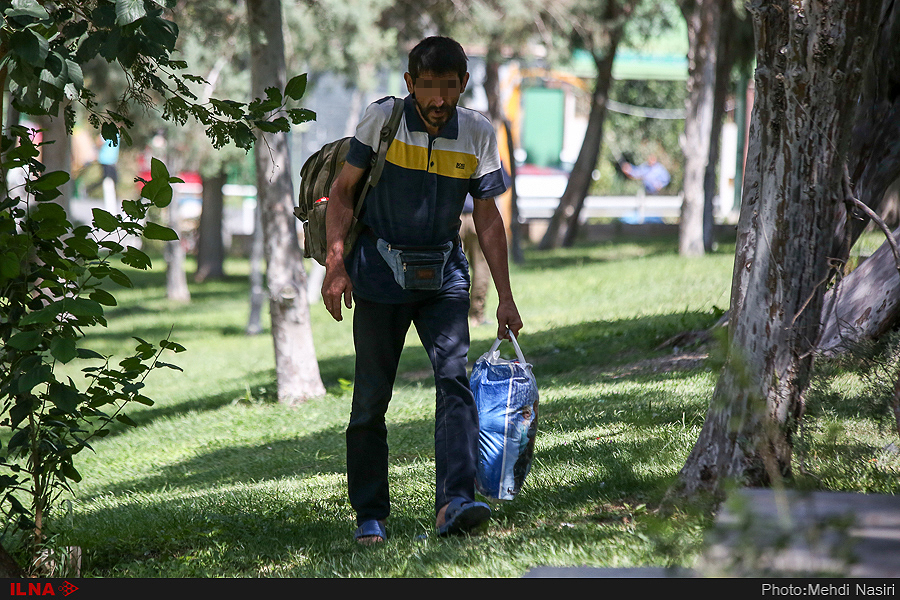 اینجا زن و مرد دراز به دراز افتاده‌اند، خمار و نشئه می‌شوند، دود می‌کنند و توهم می‌زنند