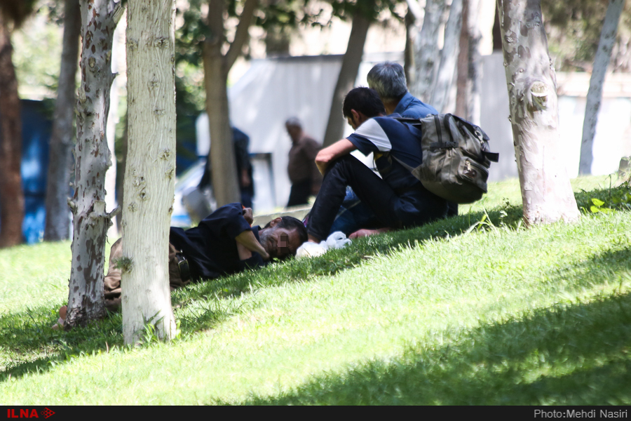 اینجا زن و مرد دراز به دراز افتاده‌اند، خمار و نشئه می‌شوند، دود می‌کنند و توهم می‌زنند