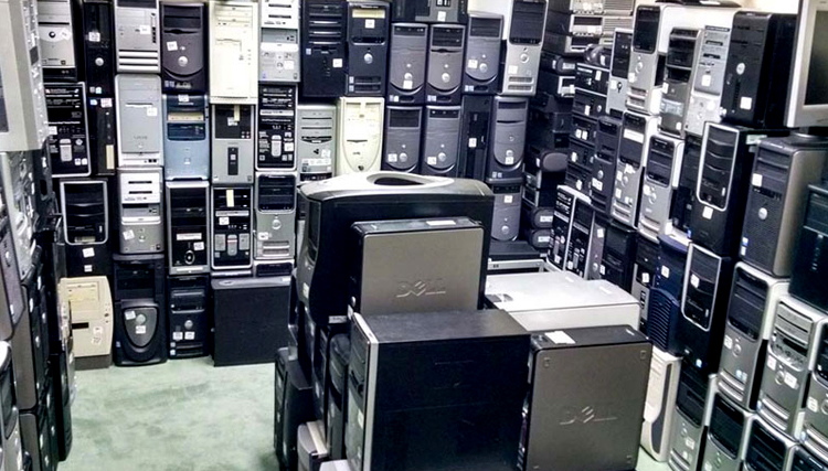 ۲۰۰ کانتینر کالا‌های مربوط به کامپیوتر درحال خاک خوردن در گمرک / چرا گمرک اجناس را ترخیص نمی‌کند؟ / ۴ برابرشدن لوازم جانبی کامپیوتر و ۲ برابرشدن لب تاپ از کجا نشات می‌گیرد؟