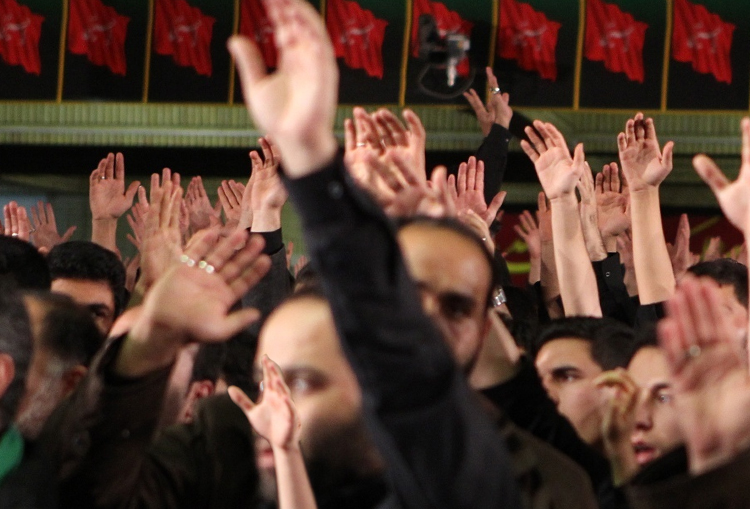 مداحان مشهور چگونه شناخته می‌شوند؟/ از دست‌بوسی رئیسی تا هفت‌تیرکشی در خیابان