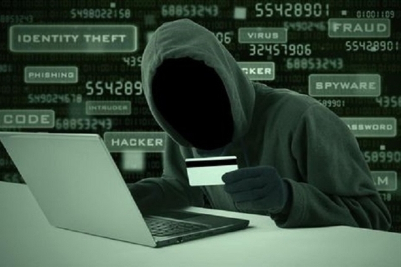 برخی متهمان از داخل زندان حساب مردم را خالی می کنند