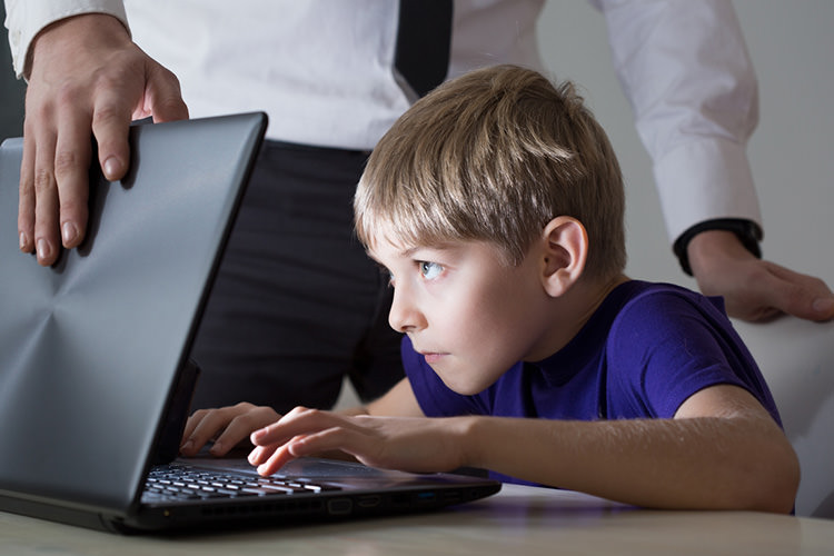 به اینترنت کودکان چه گذشته است؟